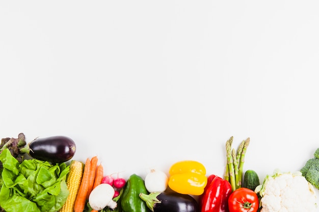 Foto concetto di cibo sano con verdure e spazio in cima