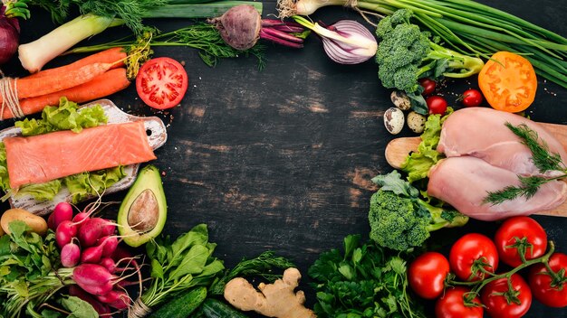 写真 健康食品魚の肉と野菜暗い木の背景に上面図コピースペース