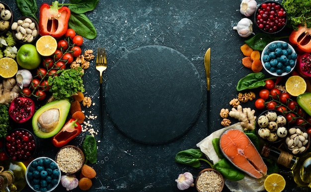 心の健康食品ダイエット食品黒い石の背景に上面図無料コピースペース
