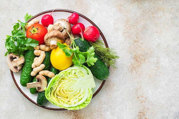 健康食品新鮮な野菜は果物を収穫します有機野菜健康的なビーガンまたはベジタリアン料理