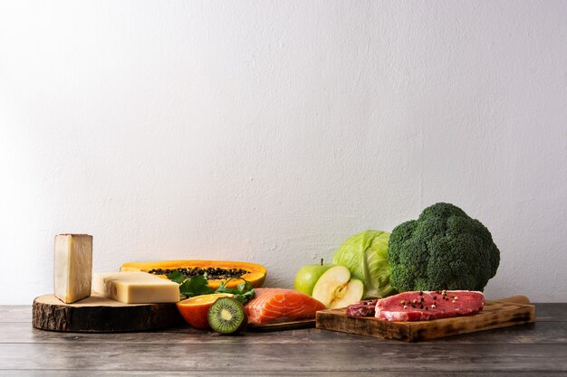 Cibo sano, frutta e verdura sulla tavola di legno