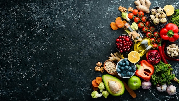 Cibo sano per il cuore alimenti dietetici su uno sfondo di pietra nera vista dall'alto spazio di copia gratuito