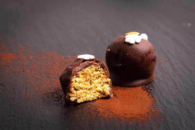健康的な食品、自家製の有機チョコレートのカリカリのひまわりの種バターボールトリュフ