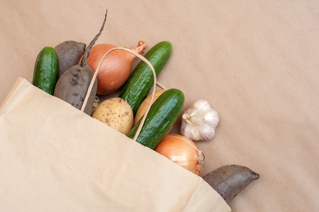 Foto sacchetto di carta alimentare sano su marrone