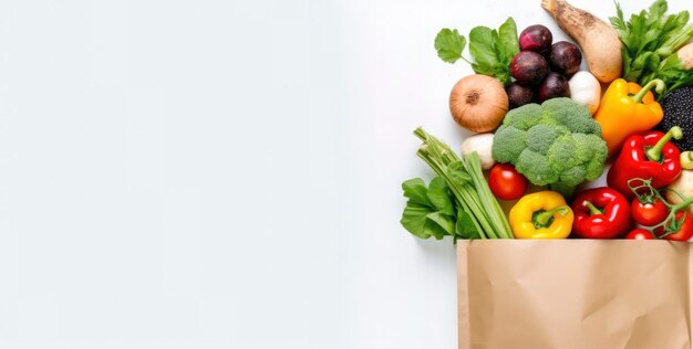 Здоровая еда в бумажном пакете овощи и фрукты на белом фоне