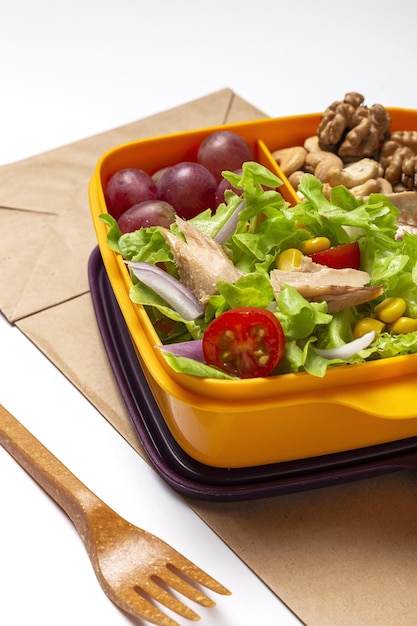집에서 먹을 수 있는 플라스틱 용기에 담긴 건강 식품