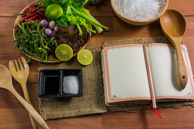 Healthy food.salad con cellophane noodles sono un tipo di cucina della thailandia.