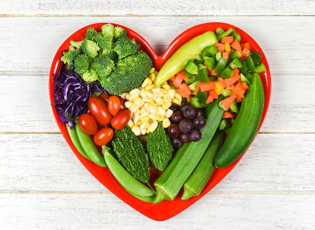 Foto selezione alimentare sana alimentazione pulita per la vita del cuore dieta colesterolo concetto di salute insalata fresca