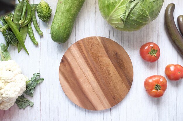 テーブルのまな板に新鮮な野菜と健康的な食品の選択