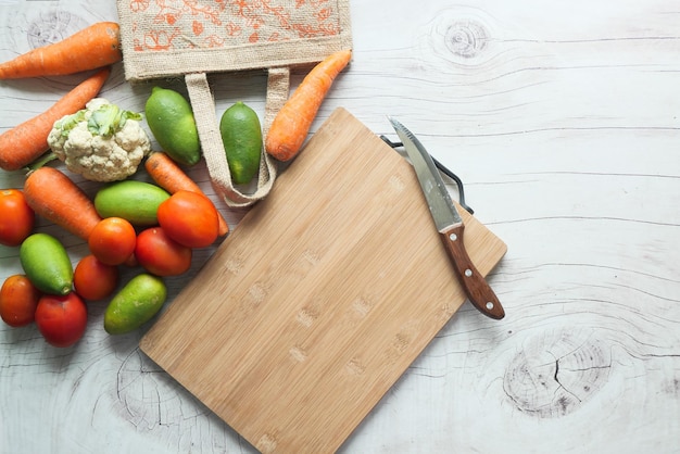 写真 テーブルの上のまな板で新鮮な野菜と健康食品の選択