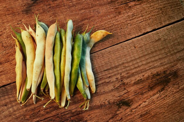 Foto cibo sano fagiolini verdi e gialli asparagi crudi primo piano su un tavolo di legno fagiolo yardlong