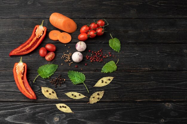 健康食品、コピースペースと暗い木製の背景に野菜。