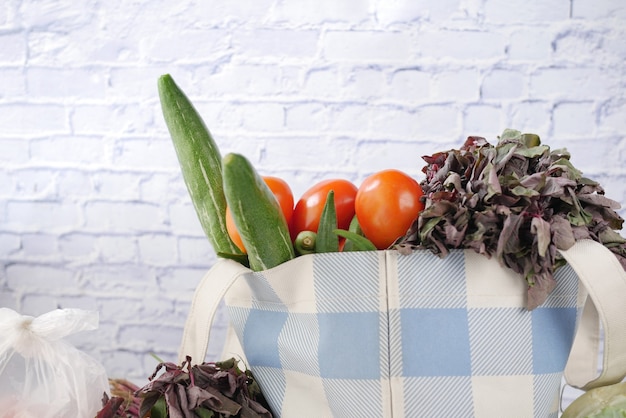 사진 흰색 표면에 종이 재사용 가능한 가방 야채와 함께 건강에 좋은 음식