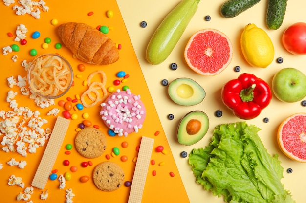 Здоровая пища и нездоровая пища на цветном фоне крупным планом, вид сверху