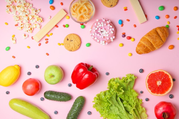 Здоровая пища и нездоровая пища на цветном фоне крупным планом, вид сверху