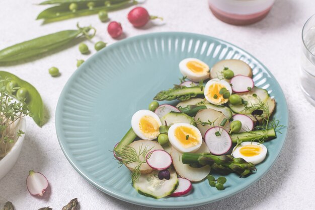 ヘルシーで新鮮なデトックスベジタリアン野菜サラダ