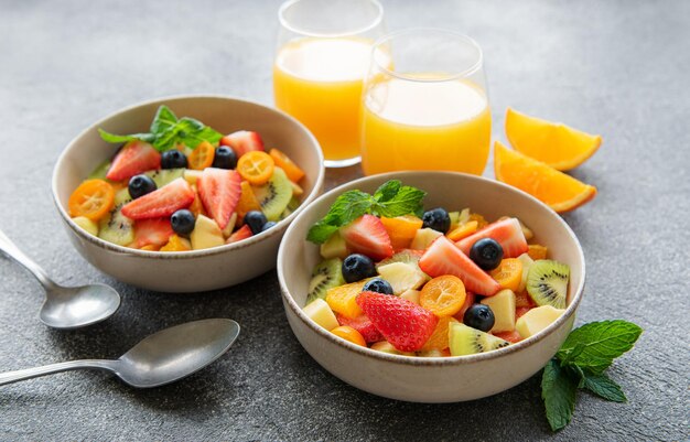 Здоровый салат из свежих фруктов в миске