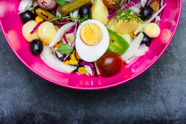 Insalata sana e fresca. dieta estiva mediterranea.