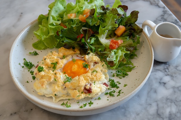 Photo healthy fresh salad with egg and salad cream.