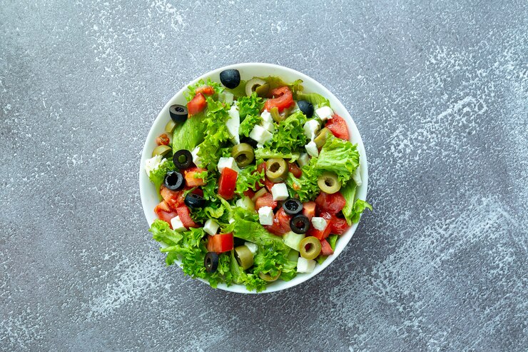 Photo healthy fresh salad with lettuce, olives, tomato and feta cheese