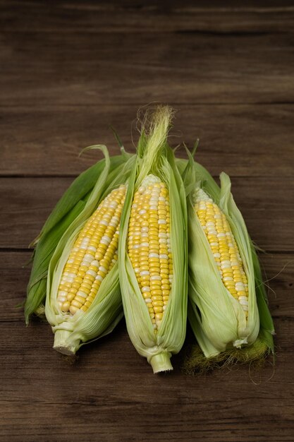 здоровые и свежие вкусные овощи кукуруза