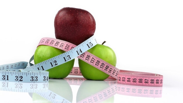 Здоровое фруктовое яблоко и измерение