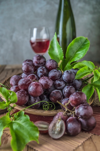 Здоровые фрукты Красный виноград в винограднике,
