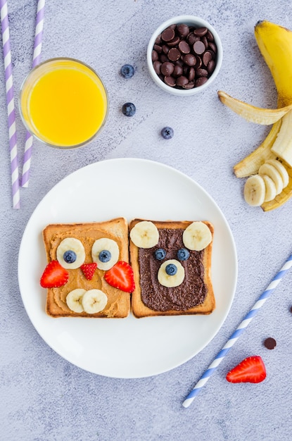Photo healthy funny face sandwiches for kids. animal faces toast