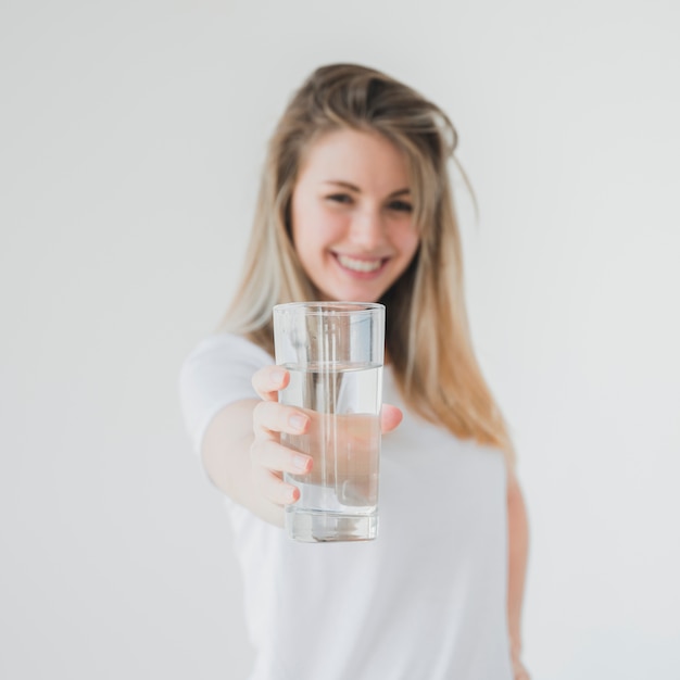 Photo healthy girl holding glass of water