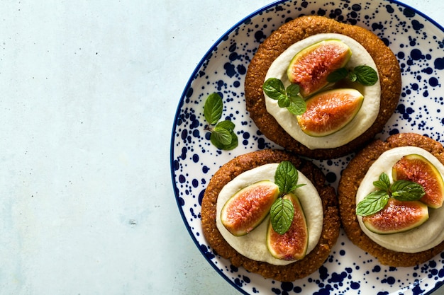 Healthy gluten-free vegan cakes with sesame cookie base and cashew cream. 