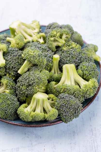 Photo healthy green organic raw broccoli florets ready for cooking