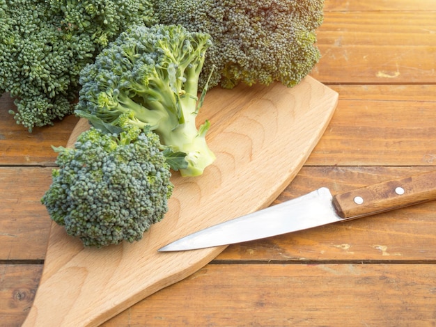 Cereali grezzi organici verdi dei broccoli pronti per cucinare