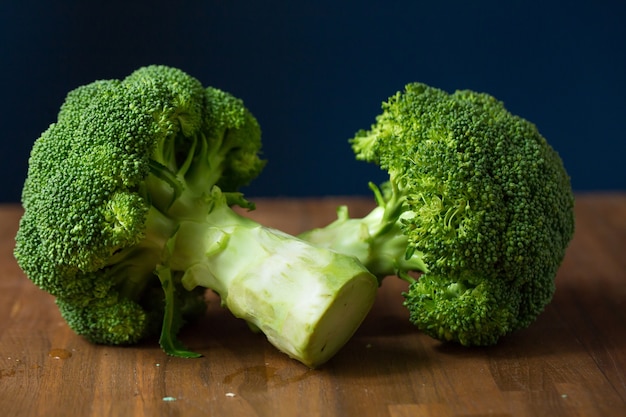 Cereali grezzi organici verdi dei broccoli pronti per cucinare