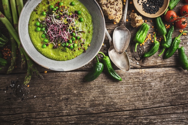 Photo healthy green pea soup served in bowl