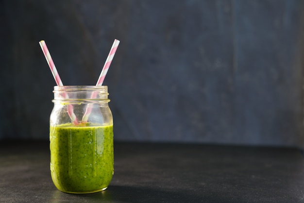 Foto healthy green reach vitamine frullato con spinaci baby leaf, mango, latte di mandorla e fragola