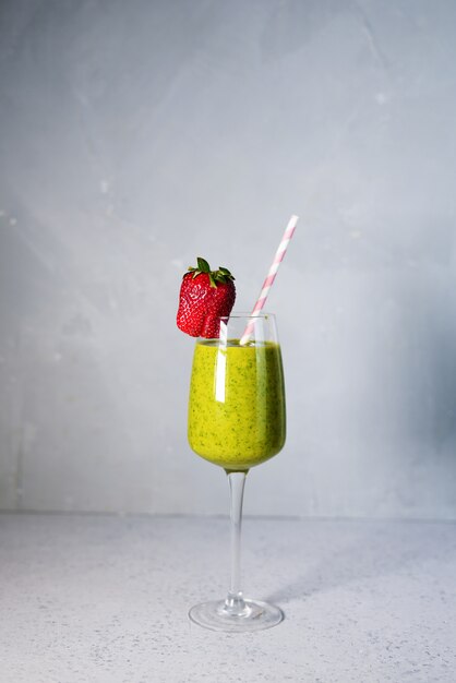 Foto healthy green reach vitamine frullato con spinaci baby leaf, mango, latte di mandorla e fragola