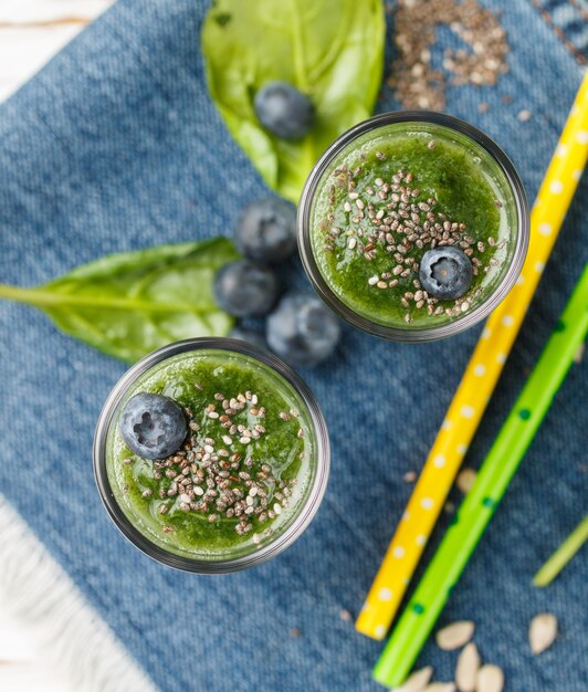 Healthy green smoothie and the ingredients 