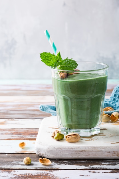 Frullato verde sano con menta e pistacchi