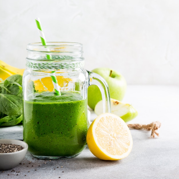 Foto frullato verde sano con spinaci in barattolo di vetro