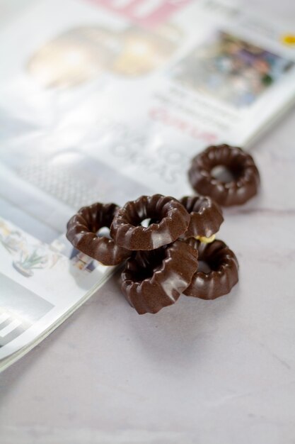 Photo healthy handmade chocolate with dried fruits