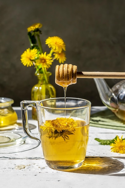 健康的なハーブタンポポのお茶と蜂蜜