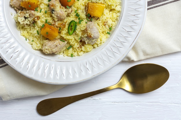 Photo healthy homemade couscous salad with chicken, mango and chilli