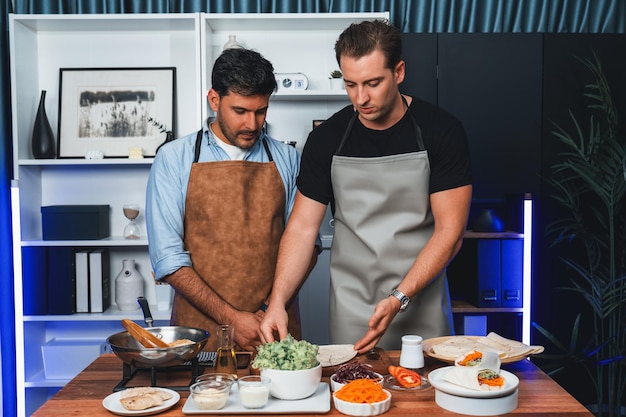 Здоровые влиятельные лица представляют силу свежих салатных роллов на кулинарном шоу