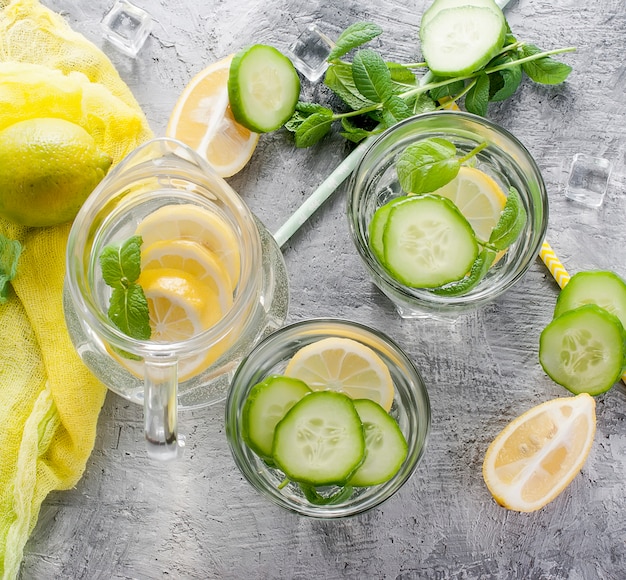 健康的なレモンとキュウリの柑橘系サッシ水を注入