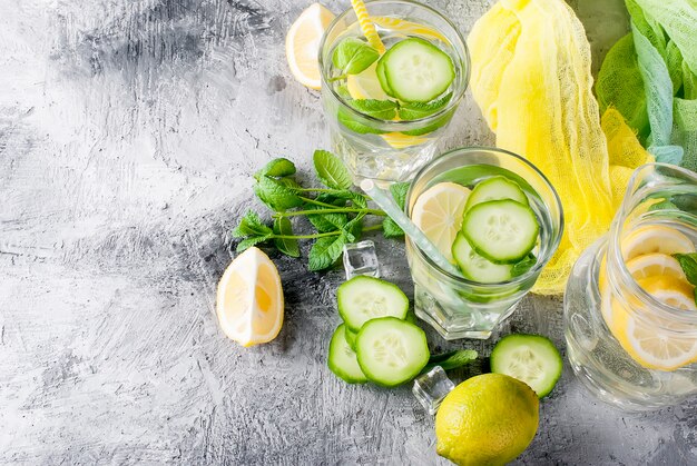 Acqua di sassi di agrumi infusi sani con limone e cetriolo