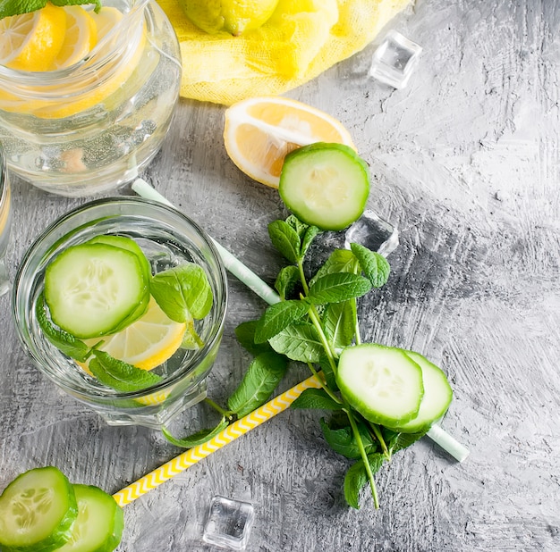 Acqua salata di agrumi sassi con limone e cetriolo