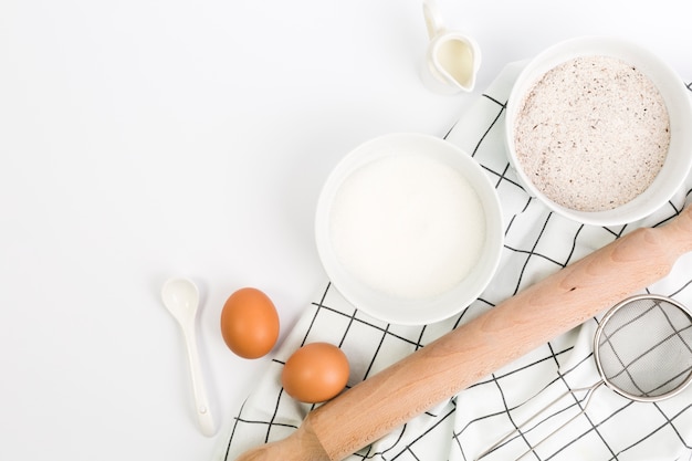 Foto ingrediente e utensile sani di cottura sopra fondo bianco