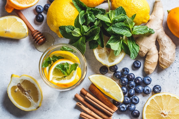 레몬과 면역 강화, 평면도와 민트 차를위한 건강 성분. 안티 독감 개념.