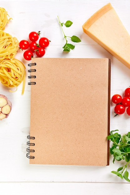 Foto cibo italiano sano che cucina taccuino in bianco