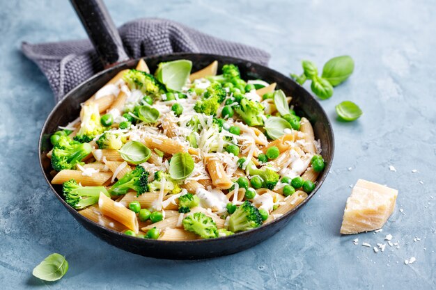 Pasta italiana sana con broccoli